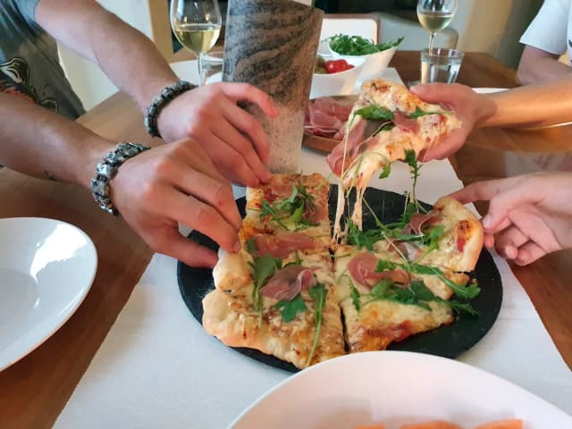 Jak zrobić pizzę na kamieniu - uniknij błędów i ciesz się smakiem Jak zrobić pizzę na kamieniu - uniknij błędów i ciesz się smakiem