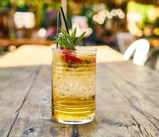 Najlepsze drinki z orzechówką, które zachwycą Twoje podniebienie Najlepsze drinki z orzechówką, które zachwycą Twoje podniebienie