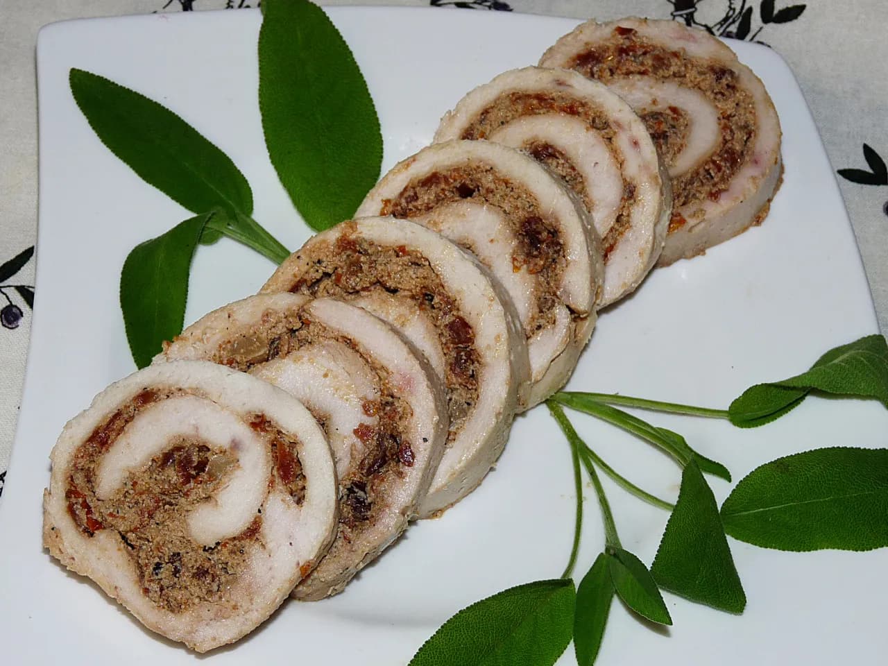Pyszne roladki drobiowe z suszonymi pomidorami - prosta receptura Pyszne roladki drobiowe z suszonymi pomidorami - prosta receptura
