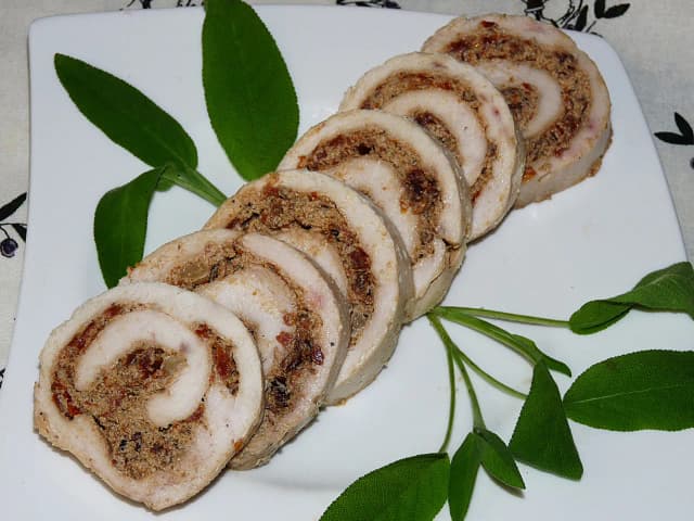 Pyszne roladki drobiowe z suszonymi pomidorami - prosta receptura Pyszne roladki drobiowe z suszonymi pomidorami - prosta receptura