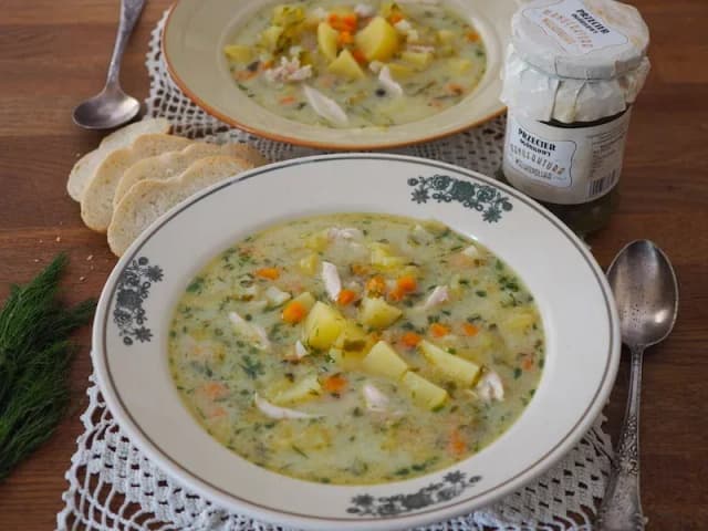 Jak zagęścić zupę ogórkową? Sprawdzone metody na idealną konsystencję Jak zagęścić zupę ogórkową? Sprawdzone metody na idealną konsystencję