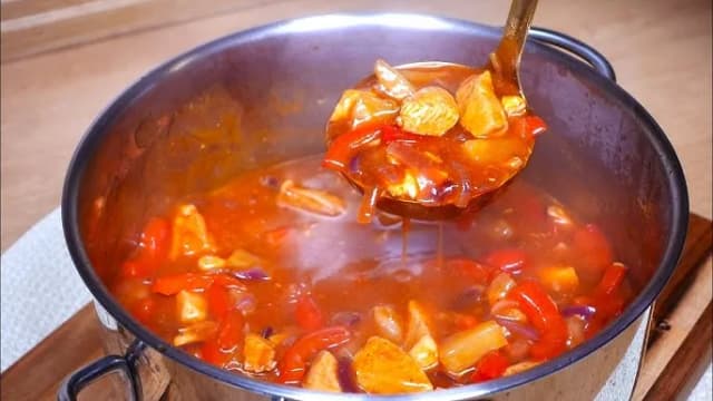 Kurczak w sosie słodko-kwaśnym jak u Chińczyka – prosty przepis na smakowite danie Kurczak w sosie słodko-kwaśnym jak u Chińczyka – prosty przepis na smakowite danie