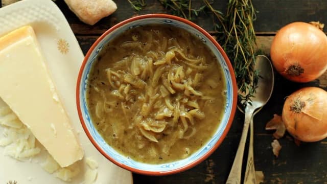 Jak się robi zupę cebulową - proste przepisy na idealny smak Jak się robi zupę cebulową - proste przepisy na idealny smak