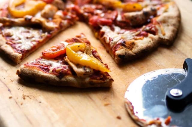 Z czym pizza domowa? Odkryj najlepsze składniki i połączenia Z czym pizza domowa? Odkryj najlepsze składniki i połączenia