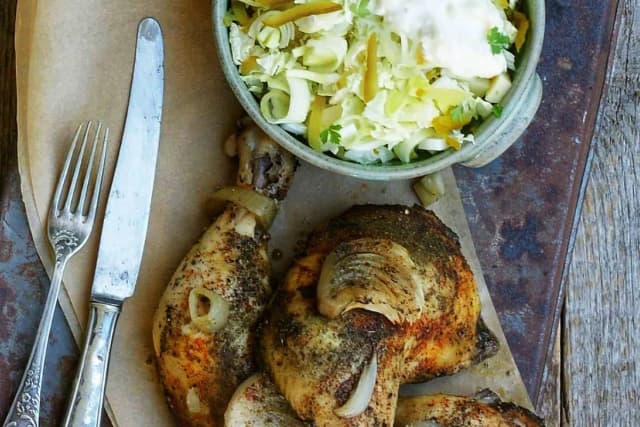 Najlepsze surówki do pieczonego kurczaka, które zachwycą smakoszy Najlepsze surówki do pieczonego kurczaka, które zachwycą smakoszy