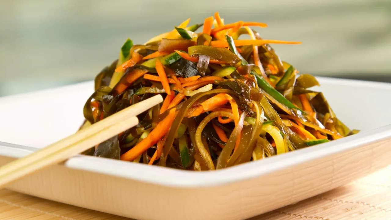 Sałatka wakame jak zrobić – prosty przepis na zdrową sałatkę Sałatka wakame jak zrobić – prosty przepis na zdrową sałatkę