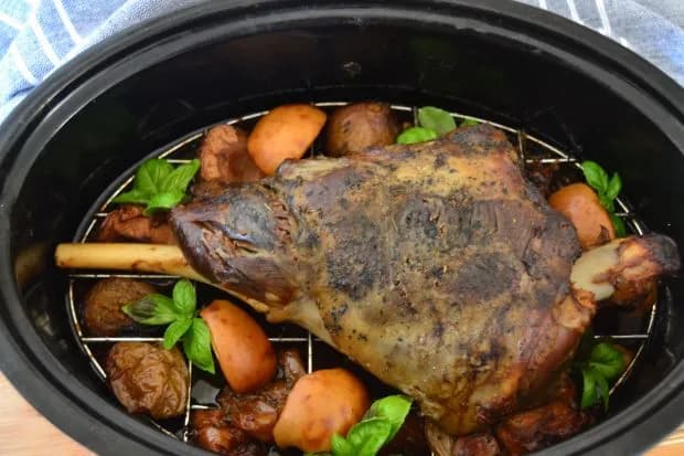 Jak upiec udziec jagnięcy z kością, aby był soczysty i aromatyczny Jak upiec udziec jagnięcy z kością, aby był soczysty i aromatyczny