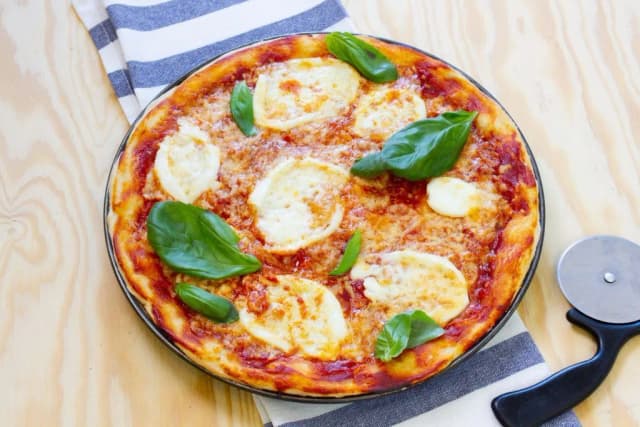 Jak zrobić pizzę Margherita - prosty przepis na idealną pizzę w domu Jak zrobić pizzę Margherita - prosty przepis na idealną pizzę w domu