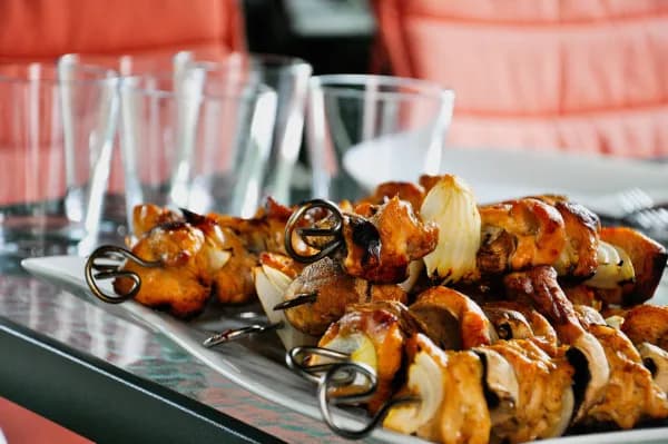 Jak zrobić soczyste szaszłyki z piekarnika, które zachwycą gości Jak zrobić soczyste szaszłyki z piekarnika, które zachwycą gości