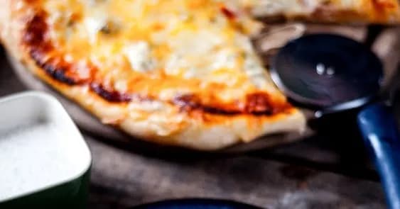 Przepis na pizzę jak z Pizza Hut - puszyste ciasto w Twoim domu Przepis na pizzę jak z Pizza Hut - puszyste ciasto w Twoim domu