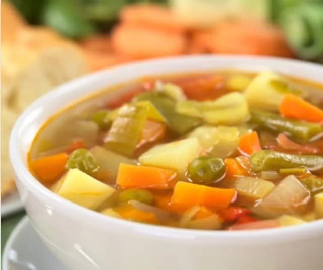 Jak doprawić zupę jarzynową, by była smaczniejsza i aromatyczna Jak doprawić zupę jarzynową, by była smaczniejsza i aromatyczna