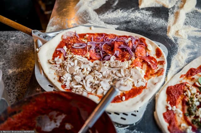 Ile sera na pizzę? Odkryj idealne proporcje i smaki serów Ile sera na pizzę? Odkryj idealne proporcje i smaki serów