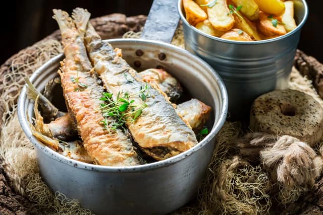 Przepis na śledź smażony w cieście - łatwe i pyszne danie na wigilię Przepis na śledź smażony w cieście - łatwe i pyszne danie na wigilię