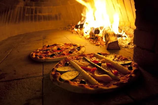 Jak odgrzać pizzę na patelni, aby zachować chrupkość i smak Jak odgrzać pizzę na patelni, aby zachować chrupkość i smak