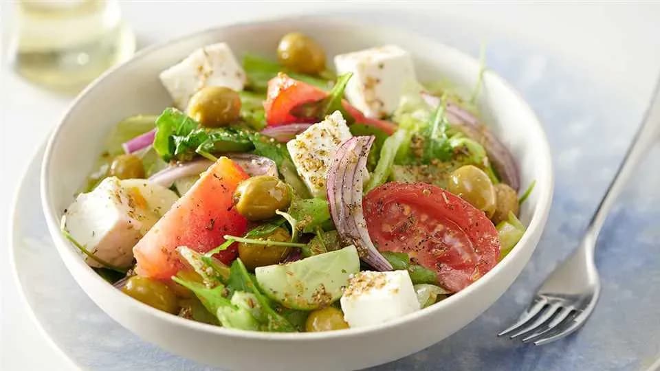 Jak się robi sałatkę grecką: prosta receptura, która zachwyci smakami Jak się robi sałatkę grecką: prosta receptura, która zachwyci smakami
