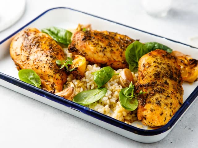 Ile piecze się pierś z kurczaka, aby była soczysta i idealna? Ile piecze się pierś z kurczaka, aby była soczysta i idealna?