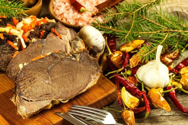 Jak przygotować dziczyznę do pieczenia, by uniknąć suchego mięsa Jak przygotować dziczyznę do pieczenia, by uniknąć suchego mięsa