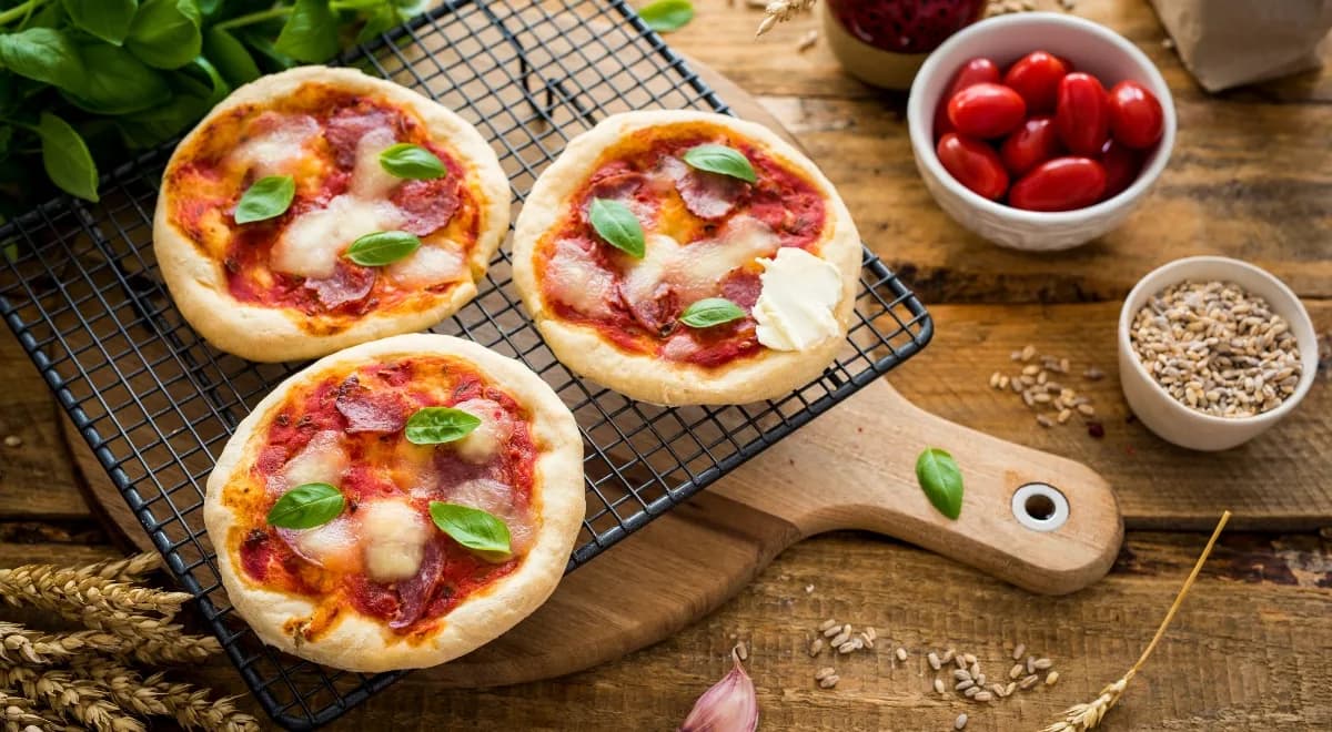 Jak zrobic mini pizze - prosty przepis na pyszne przekąski na imprezę Jak zrobic mini pizze - prosty przepis na pyszne przekąski na imprezę