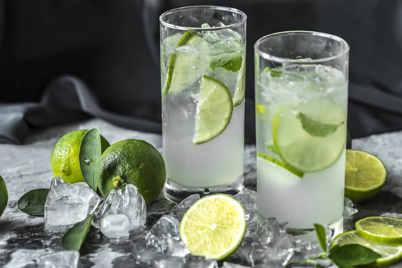 Pyszne drinki z syropem mojito – przepisy na orzeźwiające koktajle Pyszne drinki z syropem mojito – przepisy na orzeźwiające koktajle