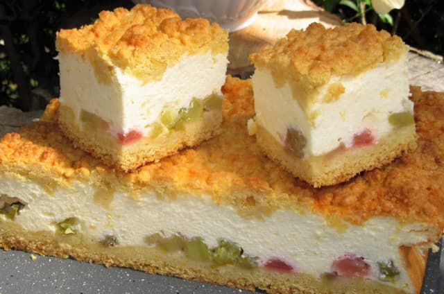 Przepisy Joli na ciasta z rabarbarem, które zachwycą każdego miłośnika słodkości Przepisy Joli na ciasta z rabarbarem, które zachwycą każdego miłośnika słodkości