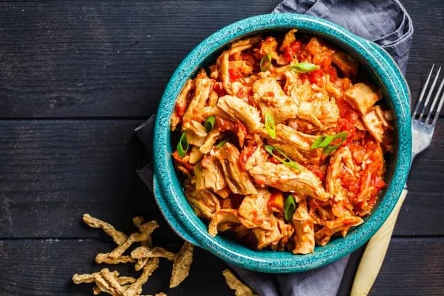 Pomysły na dania z gotowanych udek z kurczaka, które zaskoczą smakami Pomysły na dania z gotowanych udek z kurczaka, które zaskoczą smakami