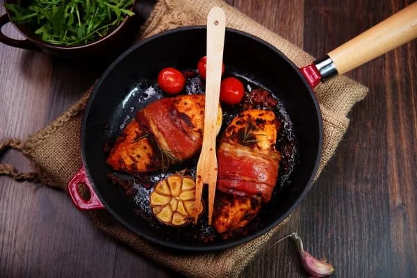 Jak zrobić pierś z kurczaka na patelni, by była soczysta i smaczna Jak zrobić pierś z kurczaka na patelni, by była soczysta i smaczna