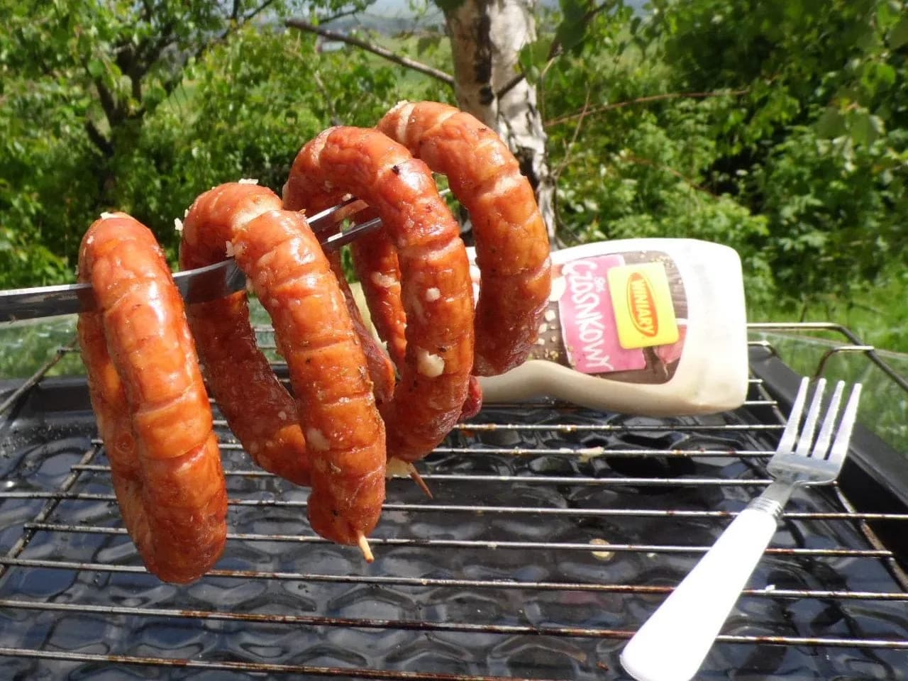 Jak przygotować idealną kiełbasę z serem na grilla - przepisy i porady Jak przygotować idealną kiełbasę z serem na grilla - przepisy i porady