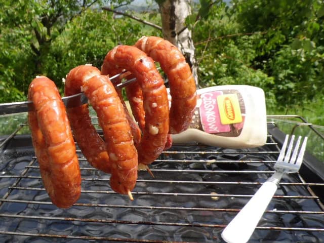 Jak przygotować idealną kiełbasę z serem na grilla - przepisy i porady Jak przygotować idealną kiełbasę z serem na grilla - przepisy i porady