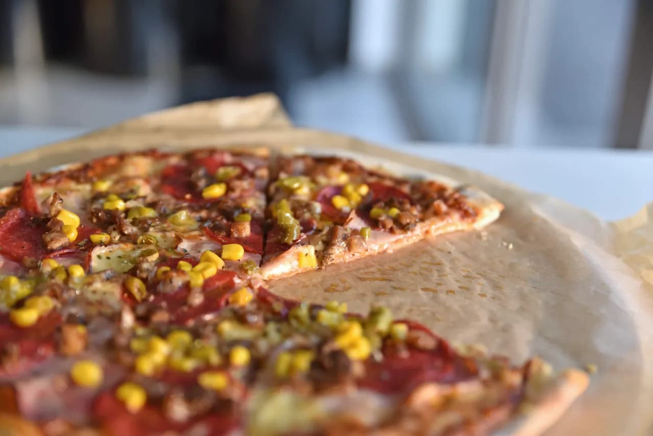 Ile kawałków ma pizza? Zaskakujące różnice w rozmiarach i krojeniu Ile kawałków ma pizza? Zaskakujące różnice w rozmiarach i krojeniu