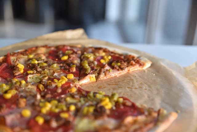 Ile kawałków ma pizza? Zaskakujące różnice w rozmiarach i krojeniu Ile kawałków ma pizza? Zaskakujące różnice w rozmiarach i krojeniu