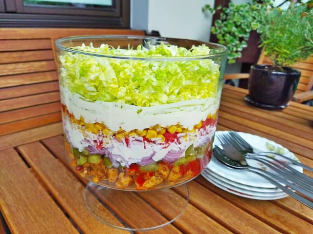 Jak zrobić sałatkę gyros warstwowa, która zachwyci gości na imprezie Jak zrobić sałatkę gyros warstwowa, która zachwyci gości na imprezie