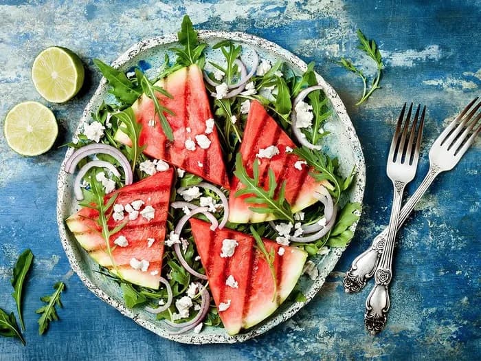 Jakie sałatki do szaszłyków? Odkryj najlepsze przepisy na lato Jakie sałatki do szaszłyków? Odkryj najlepsze przepisy na lato