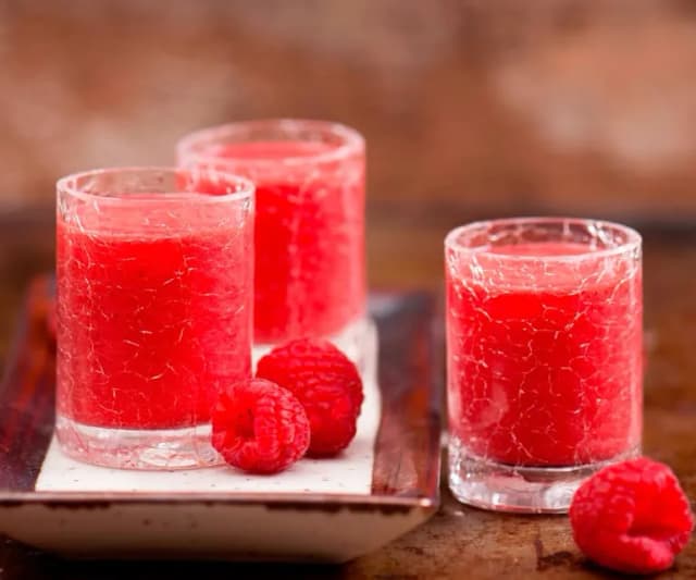 Najlepsze przepisy na drinki z Soplicą malinową, które zachwycą smakami Najlepsze przepisy na drinki z Soplicą malinową, które zachwycą smakami