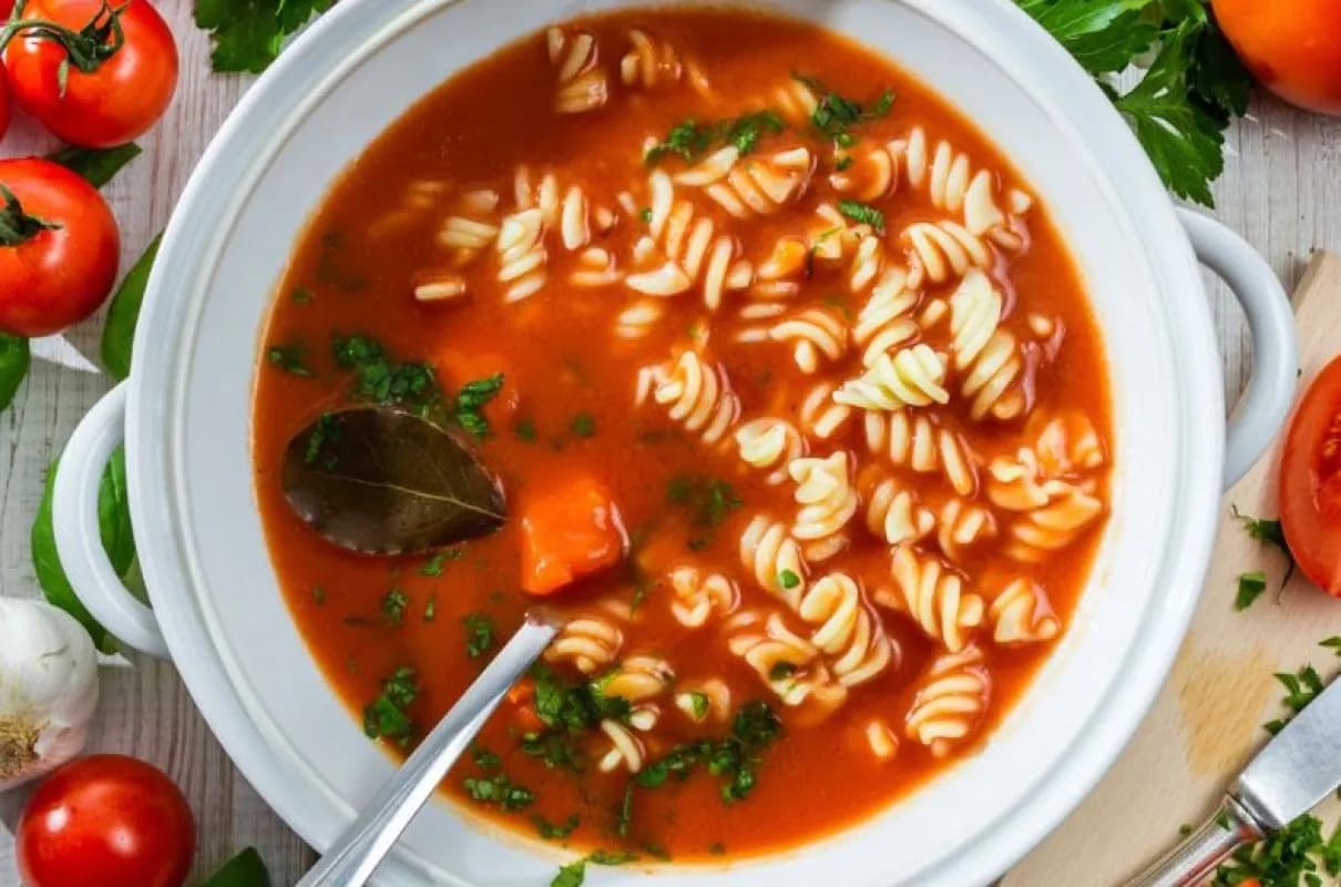 Co dodać do zupy pomidorowej, aby poprawić jej smak i aromat? Co dodać do zupy pomidorowej, aby poprawić jej smak i aromat?