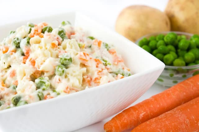 Co się daje do sałatki jarzynowej? Odkryj pyszne składniki! Co się daje do sałatki jarzynowej? Odkryj pyszne składniki!