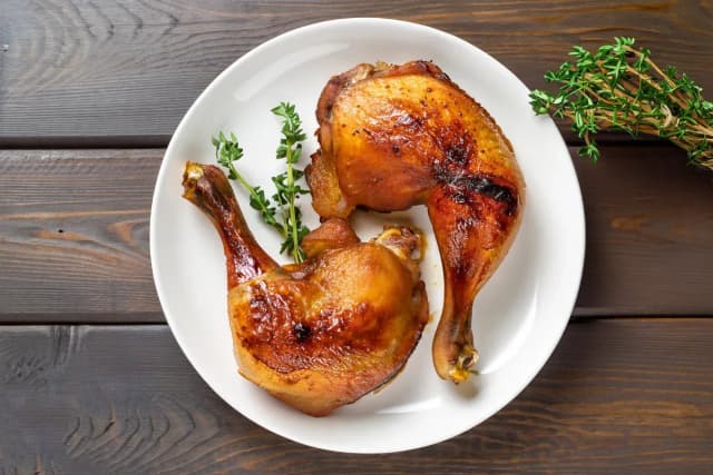 Z czym podać pieczone udka z kurczaka, aby zachwycić gości? Z czym podać pieczone udka z kurczaka, aby zachwycić gości?