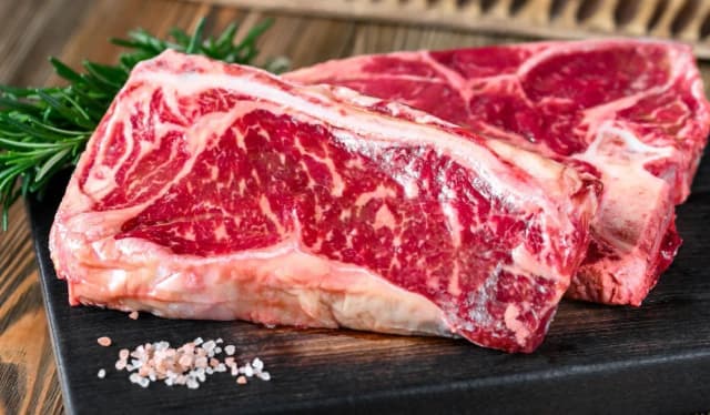 Czy wołowinę się soli? Poznaj najlepsze metody solenia mięsa Czy wołowinę się soli? Poznaj najlepsze metody solenia mięsa