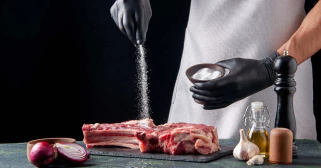 Kiedy solić dziczyznę, aby uzyskać idealny smak i wilgotność? Kiedy solić dziczyznę, aby uzyskać idealny smak i wilgotność?