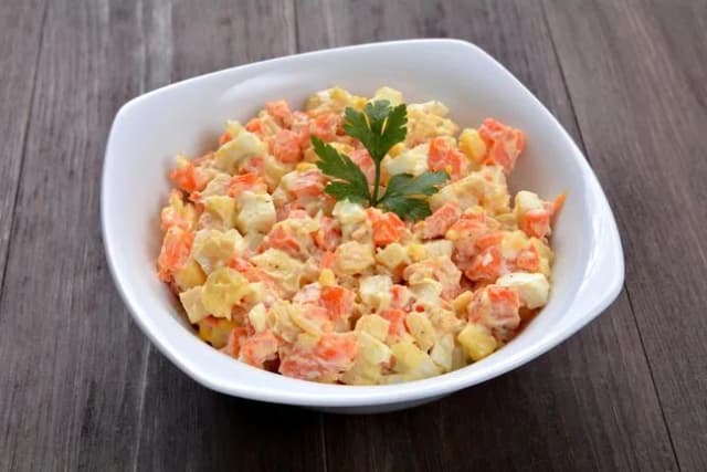 Ile kalorii ma sałatka warzywna z majonezem? Zaskakujące wartości! Ile kalorii ma sałatka warzywna z majonezem? Zaskakujące wartości!