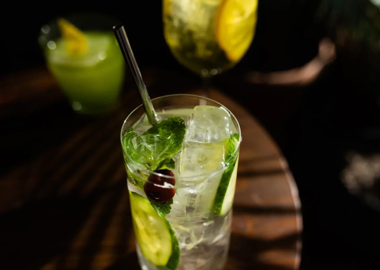 Orzeźwiające drinki z ogórkiem zielonym na upalne dni, które pokochasz Orzeźwiające drinki z ogórkiem zielonym na upalne dni, które pokochasz